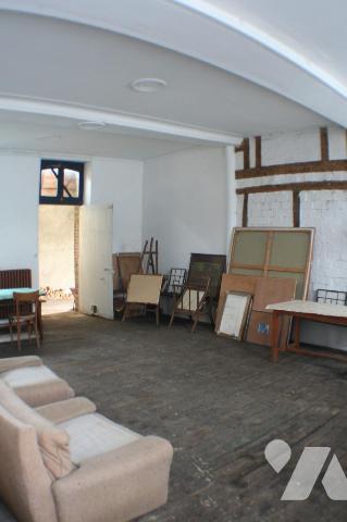 Maison de village comprenant au rez-de-chaussée une entrée sur salle à manger avec poêle à bois...
