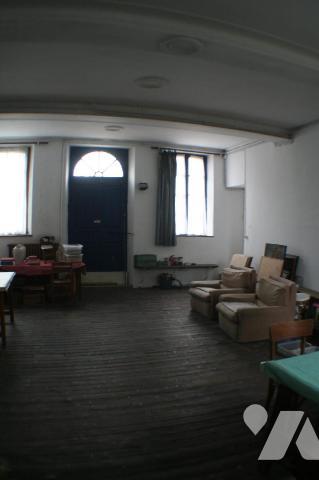 Maison de village comprenant au rez-de-chaussée une entrée sur salle à manger avec poêle à bois...