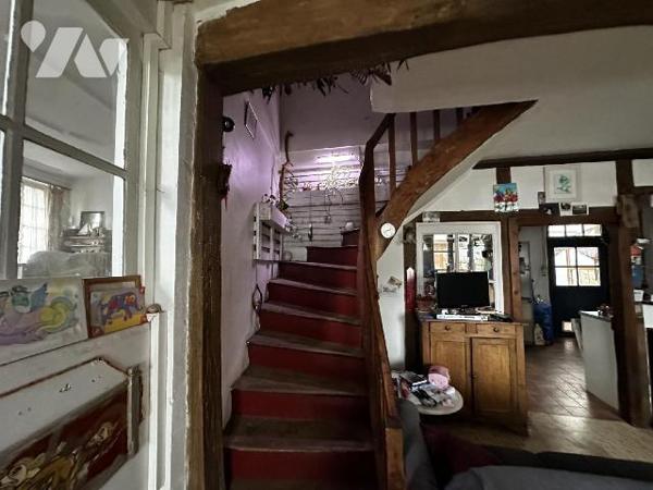 Maison de village comprenant au rez-de-chaussée une entrée sur salle à manger avec poêle à bois...