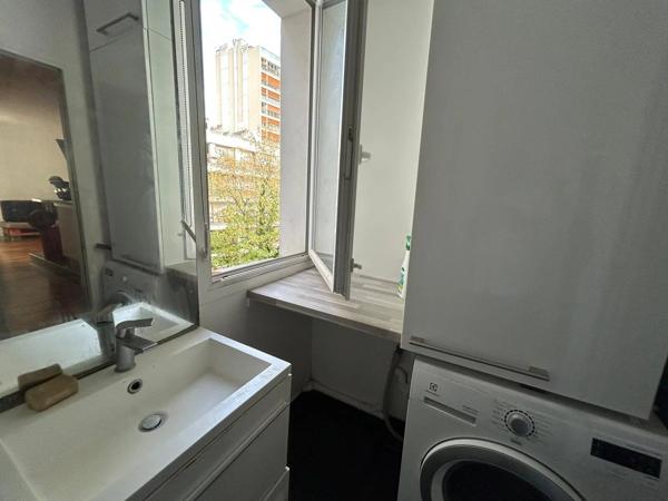 Vente                                                      Appartement
                        
                     3 pièces                      46 m2                     à Paris 20
