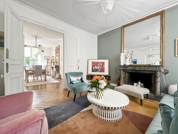 MAISON DE CARACTÈRE AVEC DÉPENDANCES DANS LE CENTRE-VILLE