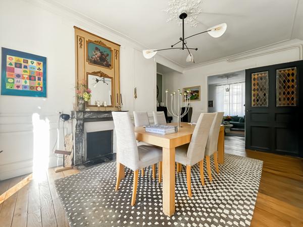 MAISON DE CARACTÈRE AVEC DÉPENDANCES DANS LE CENTRE-VILLE