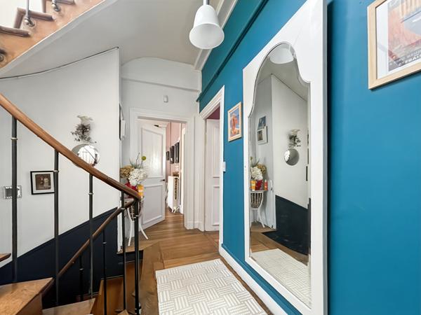 MAISON DE CARACTÈRE AVEC DÉPENDANCES DANS LE CENTRE-VILLE