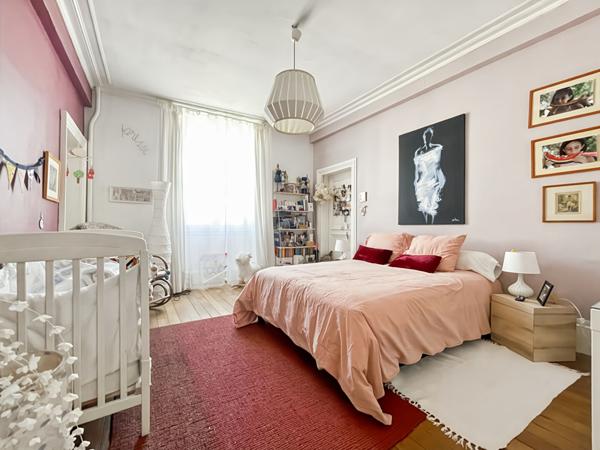 MAISON DE CARACTÈRE AVEC DÉPENDANCES DANS LE CENTRE-VILLE