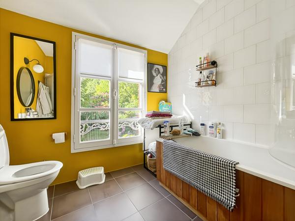 MAISON DE CARACTÈRE AVEC DÉPENDANCES DANS LE CENTRE-VILLE