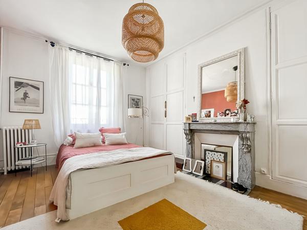 MAISON DE CARACTÈRE AVEC DÉPENDANCES DANS LE CENTRE-VILLE