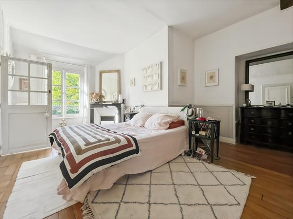 MAISON DE CARACTÈRE AVEC DÉPENDANCES DANS LE CENTRE-VILLE