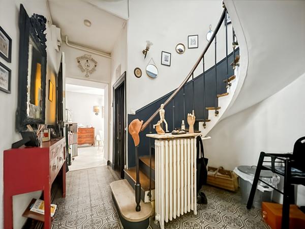 MAISON DE CARACTÈRE AVEC DÉPENDANCES DANS LE CENTRE-VILLE