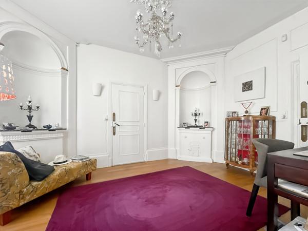 MAISON DE CARACTÈRE AVEC DÉPENDANCES DANS LE CENTRE-VILLE