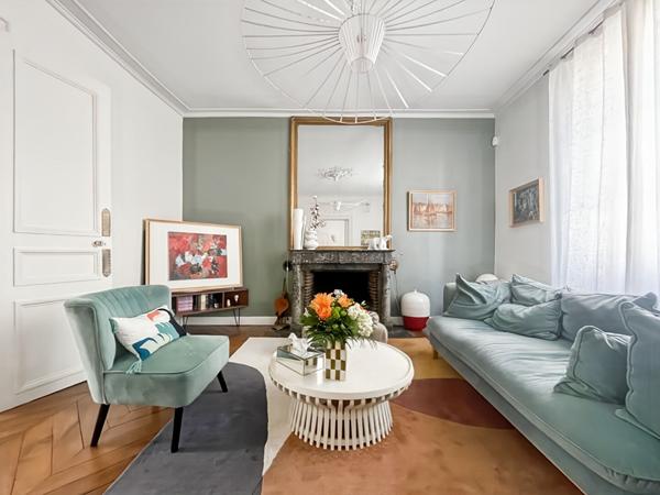 MAISON DE CARACTÈRE AVEC DÉPENDANCES DANS LE CENTRE-VILLE