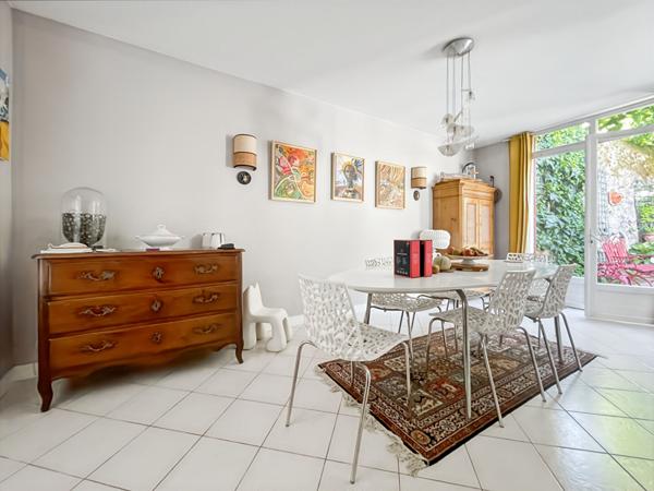 MAISON DE CARACTÈRE AVEC DÉPENDANCES DANS LE CENTRE-VILLE