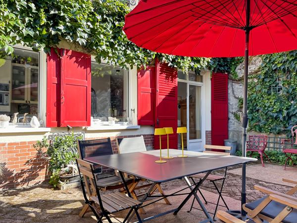 MAISON DE CARACTÈRE AVEC DÉPENDANCES DANS LE CENTRE-VILLE