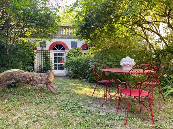 MAISON DE CARACTÈRE AVEC DÉPENDANCES DANS LE CENTRE-VILLE