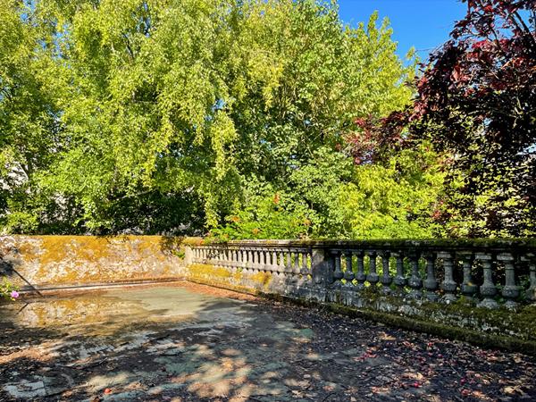 MAISON DE CARACTÈRE AVEC DÉPENDANCES DANS LE CENTRE-VILLE