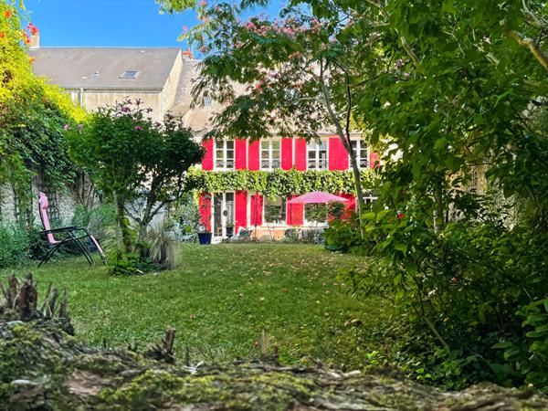 MAISON DE CARACTÈRE AVEC DÉPENDANCES DANS LE CENTRE-VILLE
