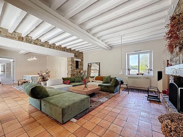 Longère en pierre -Saint-Pierre-La-Cour - 271.61m2