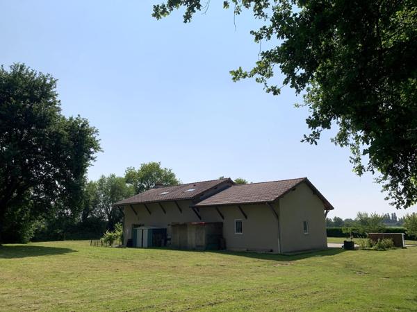 Jolie maison avec grand garage au calme