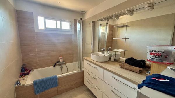Maison plain pied ,3 chambres garage et piscine