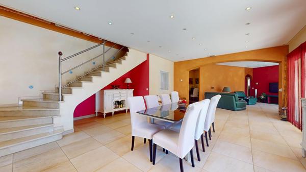 Maison
         7 pièces
        - 186 m² Bien prestige 749 000 € *