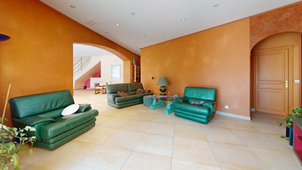 Maison
         7 pièces
        - 186 m² Bien prestige 749 000 € *