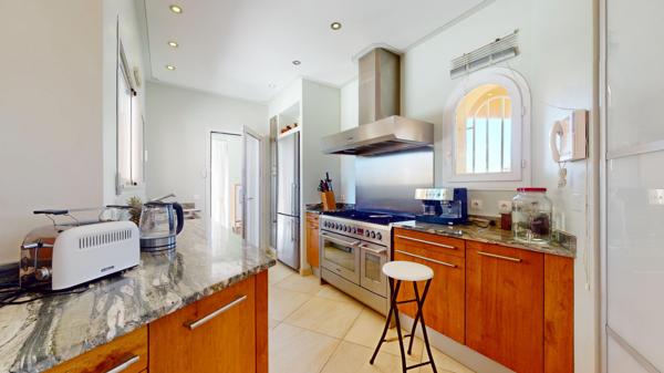 Maison
         7 pièces
        - 186 m² Bien prestige 749 000 € *