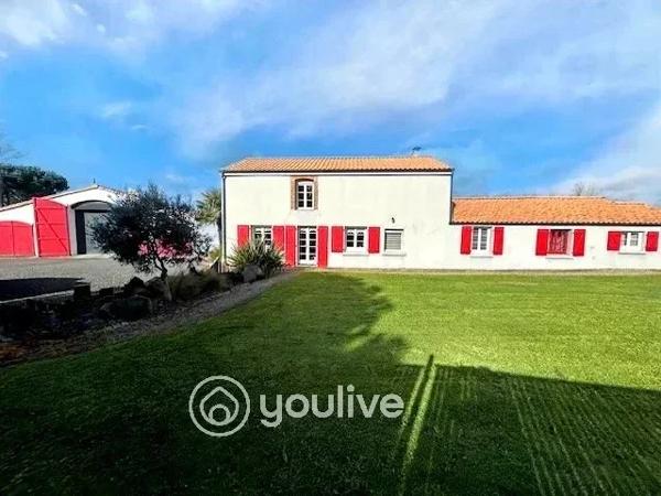 Commequiers -Belle propriété atypique d’environ 210 m² avec dépendances