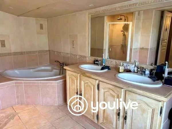 Commequiers -Belle propriété atypique d’environ 210 m² avec dépendances