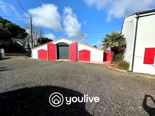 Commequiers -Belle propriété atypique d’environ 210 m² avec dépendances