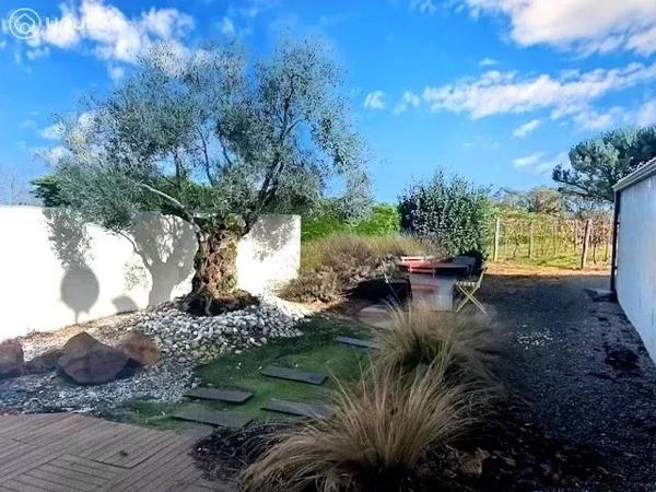 Commequiers -Belle propriété atypique d’environ 210 m² avec dépendances