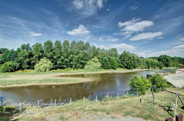 Propriété de charme en bord de rivière, avec activité de gîte proche de CHANTONNAY (85)