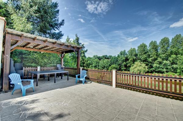 Propriété de charme en bord de rivière, avec activité de gîte proche de CHANTONNAY (85)