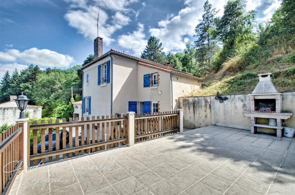 Propriété de charme en bord de rivière, avec activité de gîte proche de CHANTONNAY (85)