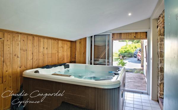 Propriété de charme en bord de rivière, avec activité de gîte proche de CHANTONNAY (85)