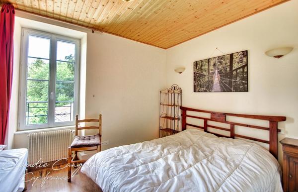 Propriété de charme en bord de rivière, avec activité de gîte proche de CHANTONNAY (85)