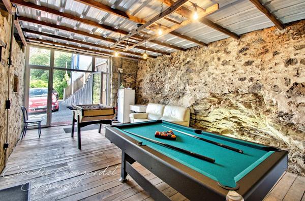 Propriété de charme en bord de rivière, avec activité de gîte proche de CHANTONNAY (85)