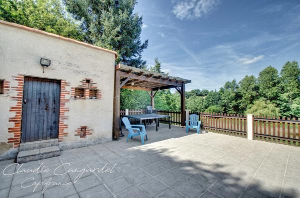 Propriété de charme en bord de rivière, avec activité de gîte proche de CHANTONNAY (85)