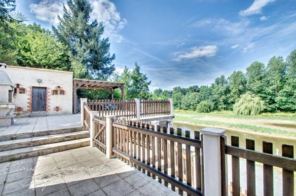 Propriété de charme en bord de rivière, avec activité de gîte proche de CHANTONNAY (85)