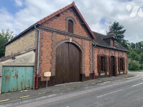 A PROXIMITÉ IMMÉDIATE du centre-ville de Damville, 
Sur un terrain de 967m², une maison de vill...