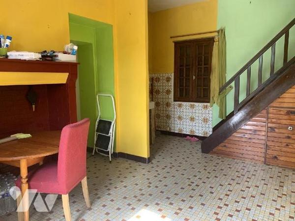 A PROXIMITÉ IMMÉDIATE du centre-ville de Damville, 
Sur un terrain de 967m², une maison de vill...