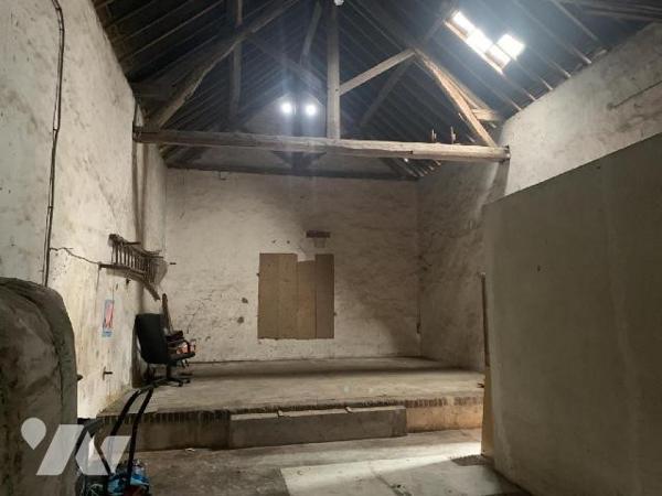 A PROXIMITÉ IMMÉDIATE du centre-ville de Damville, 
Sur un terrain de 967m², une maison de vill...