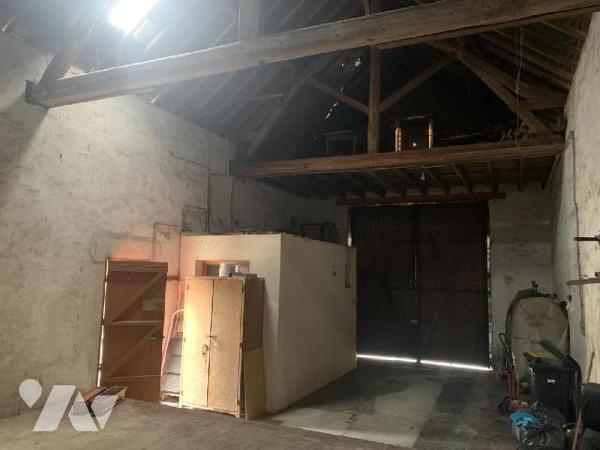 A PROXIMITÉ IMMÉDIATE du centre-ville de Damville, 
Sur un terrain de 967m², une maison de vill...