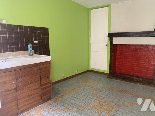 A PROXIMITÉ IMMÉDIATE du centre-ville de Damville, 
Sur un terrain de 967m², une maison de vill...