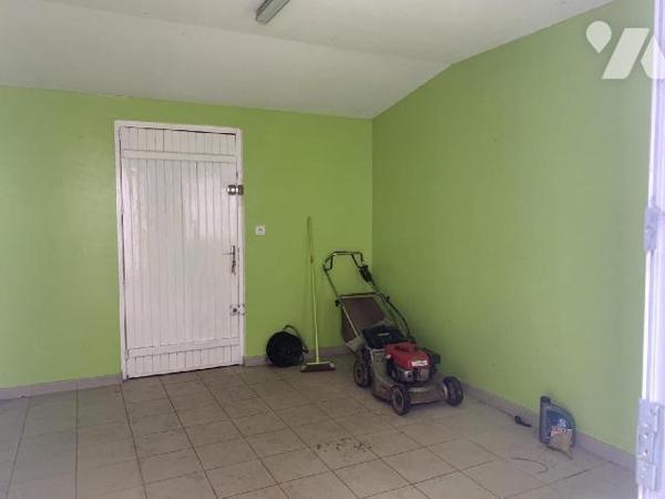 A PROXIMITÉ IMMÉDIATE du centre-ville de Damville, 
Sur un terrain de 967m², une maison de vill...