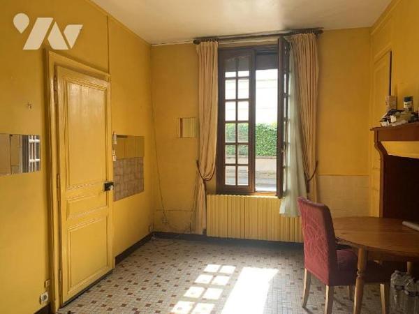 A PROXIMITÉ IMMÉDIATE du centre-ville de Damville, 
Sur un terrain de 967m², une maison de vill...