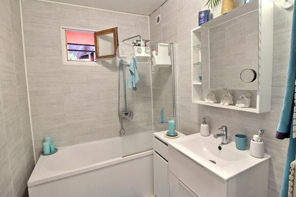 Maison ancienne renovee 2 chambres secteur EPERNON avec dependance, atelier et garage