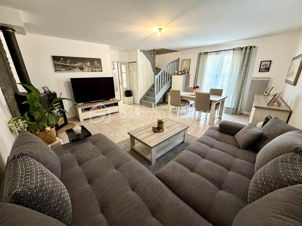 Située dans un secteur très calme et recherché de Saintry sur Seine.

Venez découvrir cette maison de 89m² mitoyenne d'un coté construite en 2007.

Au rez-de-chaussée une entrée desservant un double salon de 30m² donnant sur une terrasse privative de 25m², une cuisine fermée de 6m², un WC séparé et un garage attenant de 14m2.
A l'étage un palier vous guidera vers trois belles chambres avec placards de 11m², 11,5m² et 12m² dont une avec suite parentale avec salle de bain, ainsi qu'une salle d'eau et un WC séparé.

Vous bénéficierez également d'une place de parking sur le côté de la maison.

Charges de copropriété : 80€ / mois (eau froide)
Taxe foncière : 1944€

LES BONUS :
- Double vitrage PVC
- Poêle à bois

COMMODITÉS :
- Carré Sénart à 10min en voiture
- Centre ville avec boulangerie, pharmacie, superette... à 5min à pieds
- Complexe sportif Salle Corot à 5min en voiture 
- Bibliothèque, école de dessin et de musique
- Ecoles : Maternelle et primaire dans la ville, Collège à St Germain les Corbeil, Lycée à Corbeil ou Evry
- Transports : Gare RER D de Corbeil Essonnes ou Savigny le temple - Nandy à 10minutes en voiture
- Bords de Seine 5min à pieds 

Disponible 7jrs/7 n'hésitez pas à me contacter pour faire une visite ou avoir plus d'infos concernant ce bien.

>> 100% OUVERT AU PARTAGE INTER AGENCE !! <<

VIDEO DISPONIBLE SUR DEMANDE OU EN LIEN DANS L'ANNONCE