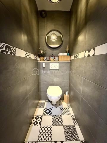 Située dans un secteur très calme et recherché de Saintry sur Seine.

Venez découvrir cette maison de 89m² mitoyenne d'un coté construite en 2007.

Au rez-de-chaussée une entrée desservant un double salon de 30m² donnant sur une terrasse privative de 25m², une cuisine fermée de 6m², un WC séparé et un garage attenant de 14m2.
A l'étage un palier vous guidera vers trois belles chambres avec placards de 11m², 11,5m² et 12m² dont une avec suite parentale avec salle de bain, ainsi qu'une salle d'eau et un WC séparé.

Vous bénéficierez également d'une place de parking sur le côté de la maison.

Charges de copropriété : 80€ / mois (eau froide)
Taxe foncière : 1944€

LES BONUS :
- Double vitrage PVC
- Poêle à bois

COMMODITÉS :
- Carré Sénart à 10min en voiture
- Centre ville avec boulangerie, pharmacie, superette... à 5min à pieds
- Complexe sportif Salle Corot à 5min en voiture 
- Bibliothèque, école de dessin et de musique
- Ecoles : Maternelle et primaire dans la ville, Collège à St Germain les Corbeil, Lycée à Corbeil ou Evry
- Transports : Gare RER D de Corbeil Essonnes ou Savigny le temple - Nandy à 10minutes en voiture
- Bords de Seine 5min à pieds 

Disponible 7jrs/7 n'hésitez pas à me contacter pour faire une visite ou avoir plus d'infos concernant ce bien.

>> 100% OUVERT AU PARTAGE INTER AGENCE !! <<

VIDEO DISPONIBLE SUR DEMANDE OU EN LIEN DANS L'ANNONCE