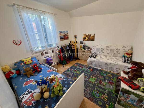 Située dans un secteur très calme et recherché de Saintry sur Seine.

Venez découvrir cette maison de 89m² mitoyenne d'un coté construite en 2007.

Au rez-de-chaussée une entrée desservant un double salon de 30m² donnant sur une terrasse privative de 25m², une cuisine fermée de 6m², un WC séparé et un garage attenant de 14m2.
A l'étage un palier vous guidera vers trois belles chambres avec placards de 11m², 11,5m² et 12m² dont une avec suite parentale avec salle de bain, ainsi qu'une salle d'eau et un WC séparé.

Vous bénéficierez également d'une place de parking sur le côté de la maison.

Charges de copropriété : 80€ / mois (eau froide)
Taxe foncière : 1944€

LES BONUS :
- Double vitrage PVC
- Poêle à bois

COMMODITÉS :
- Carré Sénart à 10min en voiture
- Centre ville avec boulangerie, pharmacie, superette... à 5min à pieds
- Complexe sportif Salle Corot à 5min en voiture 
- Bibliothèque, école de dessin et de musique
- Ecoles : Maternelle et primaire dans la ville, Collège à St Germain les Corbeil, Lycée à Corbeil ou Evry
- Transports : Gare RER D de Corbeil Essonnes ou Savigny le temple - Nandy à 10minutes en voiture
- Bords de Seine 5min à pieds 

Disponible 7jrs/7 n'hésitez pas à me contacter pour faire une visite ou avoir plus d'infos concernant ce bien.

>> 100% OUVERT AU PARTAGE INTER AGENCE !! <<

VIDEO DISPONIBLE SUR DEMANDE OU EN LIEN DANS L'ANNONCE