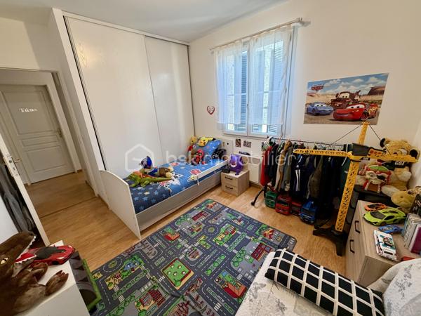 Située dans un secteur très calme et recherché de Saintry sur Seine.

Venez découvrir cette maison de 89m² mitoyenne d'un coté construite en 2007.

Au rez-de-chaussée une entrée desservant un double salon de 30m² donnant sur une terrasse privative de 25m², une cuisine fermée de 6m², un WC séparé et un garage attenant de 14m2.
A l'étage un palier vous guidera vers trois belles chambres avec placards de 11m², 11,5m² et 12m² dont une avec suite parentale avec salle de bain, ainsi qu'une salle d'eau et un WC séparé.

Vous bénéficierez également d'une place de parking sur le côté de la maison.

Charges de copropriété : 80€ / mois (eau froide)
Taxe foncière : 1944€

LES BONUS :
- Double vitrage PVC
- Poêle à bois

COMMODITÉS :
- Carré Sénart à 10min en voiture
- Centre ville avec boulangerie, pharmacie, superette... à 5min à pieds
- Complexe sportif Salle Corot à 5min en voiture 
- Bibliothèque, école de dessin et de musique
- Ecoles : Maternelle et primaire dans la ville, Collège à St Germain les Corbeil, Lycée à Corbeil ou Evry
- Transports : Gare RER D de Corbeil Essonnes ou Savigny le temple - Nandy à 10minutes en voiture
- Bords de Seine 5min à pieds 

Disponible 7jrs/7 n'hésitez pas à me contacter pour faire une visite ou avoir plus d'infos concernant ce bien.

>> 100% OUVERT AU PARTAGE INTER AGENCE !! <<

VIDEO DISPONIBLE SUR DEMANDE OU EN LIEN DANS L'ANNONCE