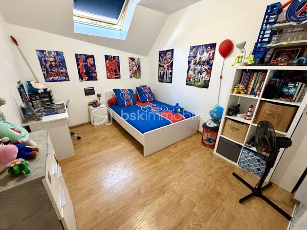 Située dans un secteur très calme et recherché de Saintry sur Seine.

Venez découvrir cette maison de 89m² mitoyenne d'un coté construite en 2007.

Au rez-de-chaussée une entrée desservant un double salon de 30m² donnant sur une terrasse privative de 25m², une cuisine fermée de 6m², un WC séparé et un garage attenant de 14m2.
A l'étage un palier vous guidera vers trois belles chambres avec placards de 11m², 11,5m² et 12m² dont une avec suite parentale avec salle de bain, ainsi qu'une salle d'eau et un WC séparé.

Vous bénéficierez également d'une place de parking sur le côté de la maison.

Charges de copropriété : 80€ / mois (eau froide)
Taxe foncière : 1944€

LES BONUS :
- Double vitrage PVC
- Poêle à bois

COMMODITÉS :
- Carré Sénart à 10min en voiture
- Centre ville avec boulangerie, pharmacie, superette... à 5min à pieds
- Complexe sportif Salle Corot à 5min en voiture 
- Bibliothèque, école de dessin et de musique
- Ecoles : Maternelle et primaire dans la ville, Collège à St Germain les Corbeil, Lycée à Corbeil ou Evry
- Transports : Gare RER D de Corbeil Essonnes ou Savigny le temple - Nandy à 10minutes en voiture
- Bords de Seine 5min à pieds 

Disponible 7jrs/7 n'hésitez pas à me contacter pour faire une visite ou avoir plus d'infos concernant ce bien.

>> 100% OUVERT AU PARTAGE INTER AGENCE !! <<

VIDEO DISPONIBLE SUR DEMANDE OU EN LIEN DANS L'ANNONCE